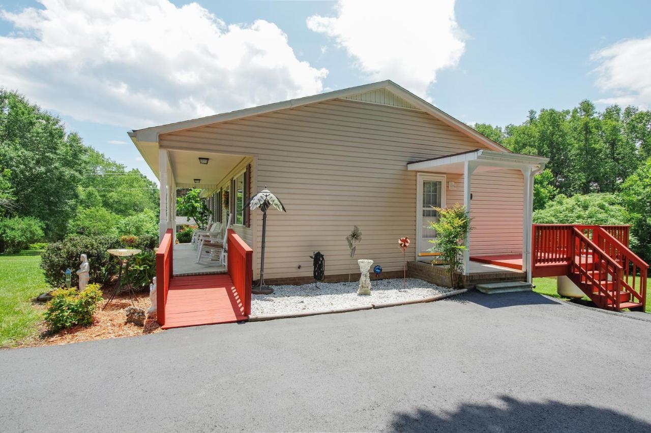Chatham Getaway With Fireplace, Deck And Gas Grill! Exterior photo