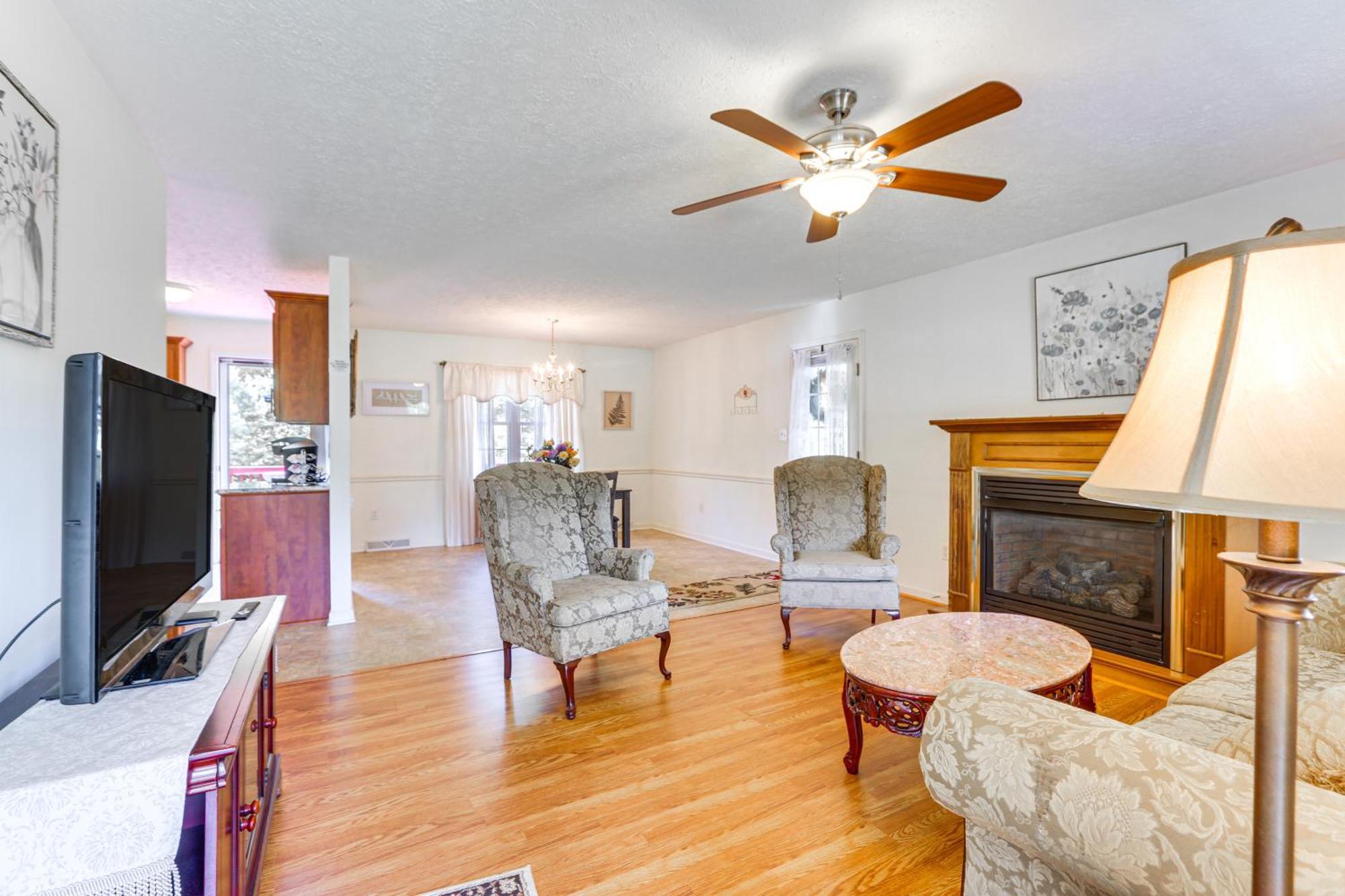 Chatham Getaway With Fireplace, Deck And Gas Grill! Exterior photo