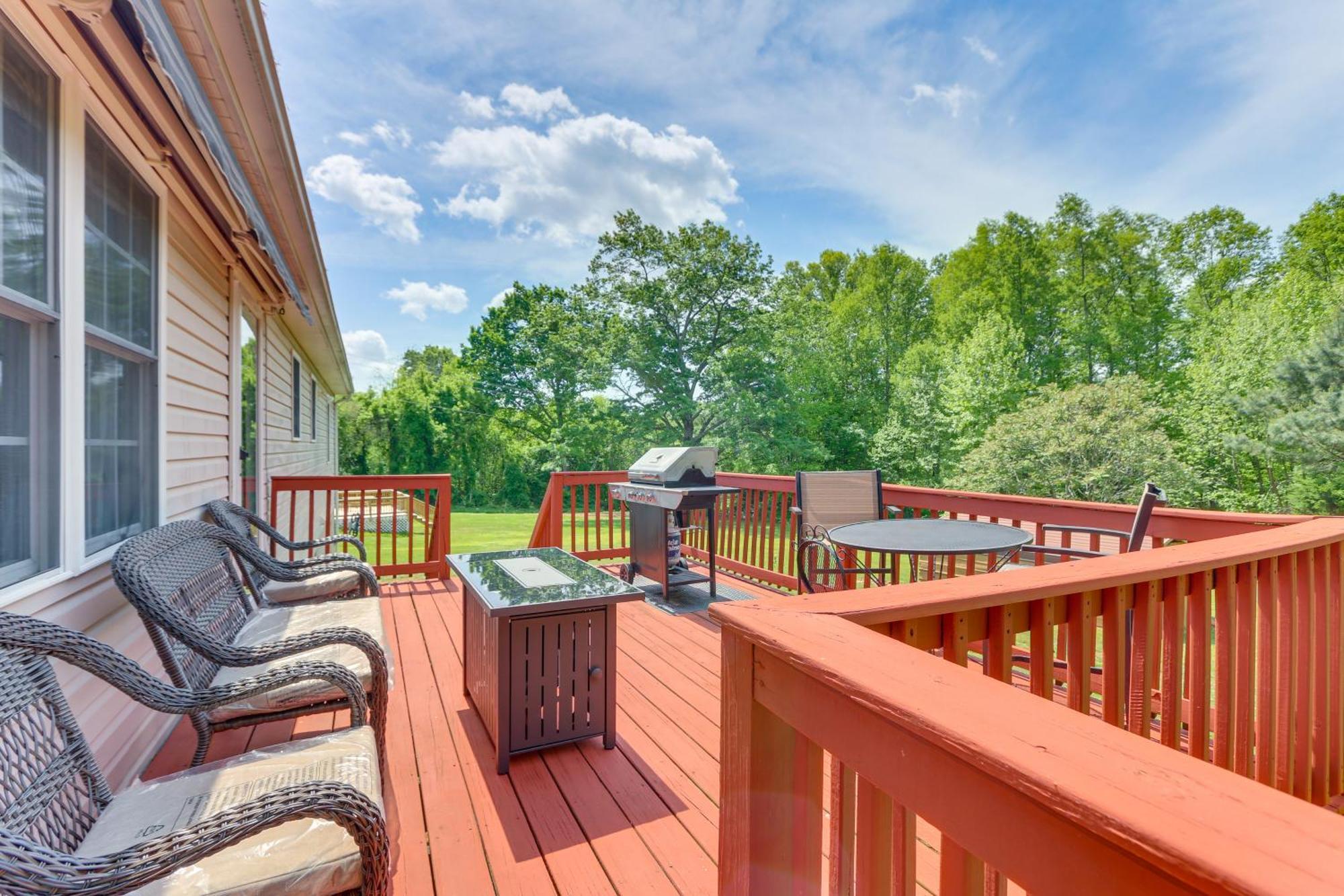 Chatham Getaway With Fireplace, Deck And Gas Grill! Exterior photo