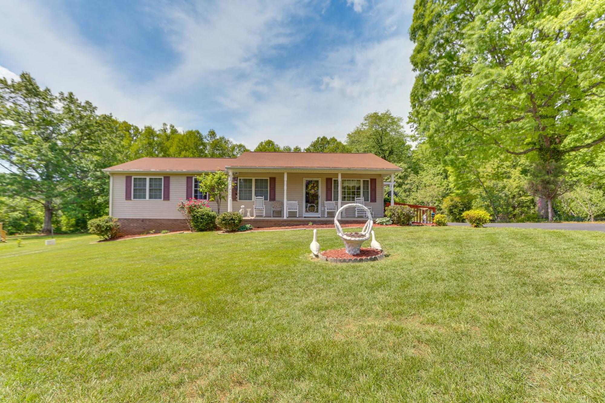 Chatham Getaway With Fireplace, Deck And Gas Grill! Exterior photo